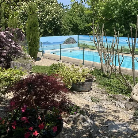 Σπίτι διακοπών Chic In With Swimming Pool